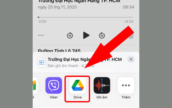 Giao diện chọn hình thức chia sẻ file ghi âm qua Google Drive trên iPhone.