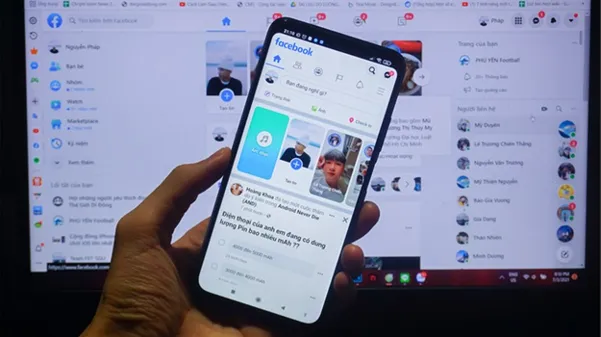 Giao diện Facebook hiển thị mục tạo bài viết và biểu tượng Video trực tiếp