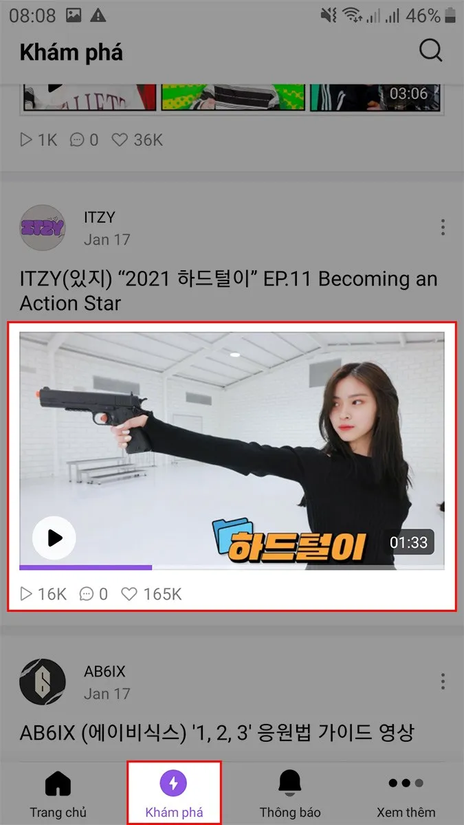 Giao diện V LIVE hiển thị danh sách video, chọn mục "Khám phá" để tìm video và kích hoạt phụ đề