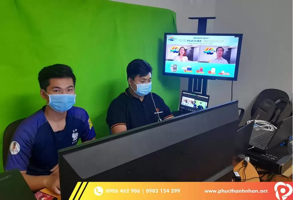 Góc nhìn từ trên cao về một buổi live stream sự kiện với các thiết bị ánh sáng và âm thanh chuyên nghiệp