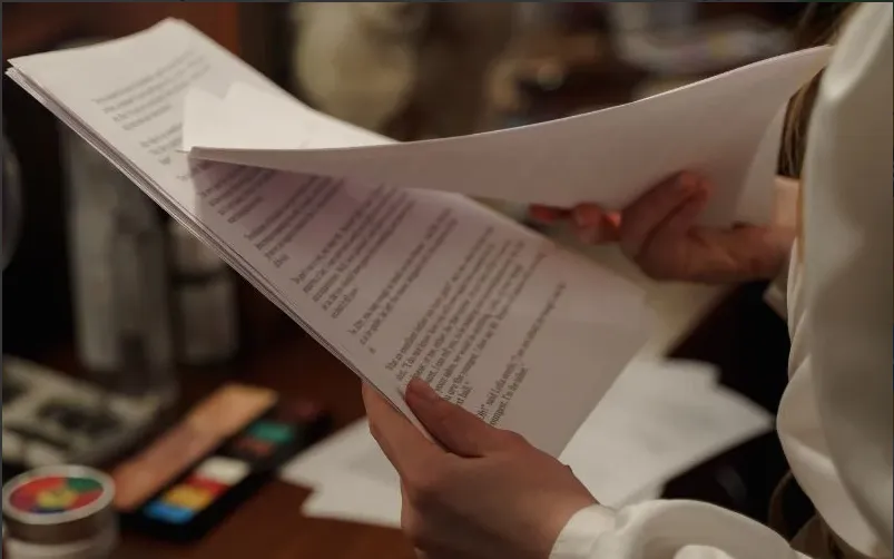 Hình ảnh máy tính bảng hiển thị kịch bản livestream chi tiết, nhấn mạnh sự chuẩn bị kỹ lưỡng để live stream hiệu quả trên Facebook.