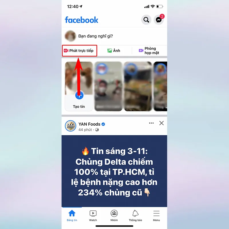 Hướng dẫn bước đầu cách live stream trên điện thoại iPhone: Chọn biểu tượng phát trực tiếp trên ứng dụng Facebook.