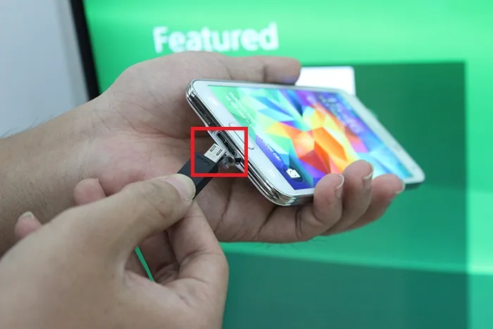 Kết nối điện thoại Android với cáp MHL để tải video lên TV