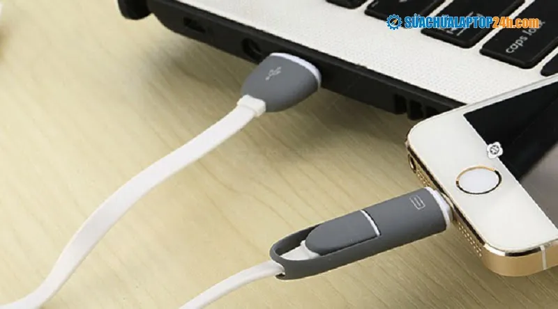 Kết nối máy tính với điện thoại bằng cáp USB để tải video