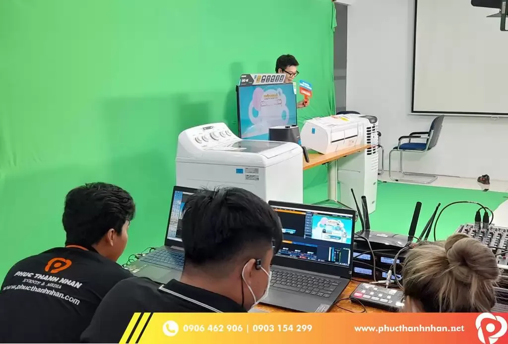 Kiểm tra âm thanh và hình ảnh trước khi bắt đầu live stream một sự kiện tại hiện trường