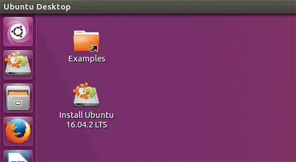 Màn hình desktop của Ubuntu Live đang chạy từ USB, hiển thị biểu tượng "Install Ubuntu" và các ứng dụng mặc định.
