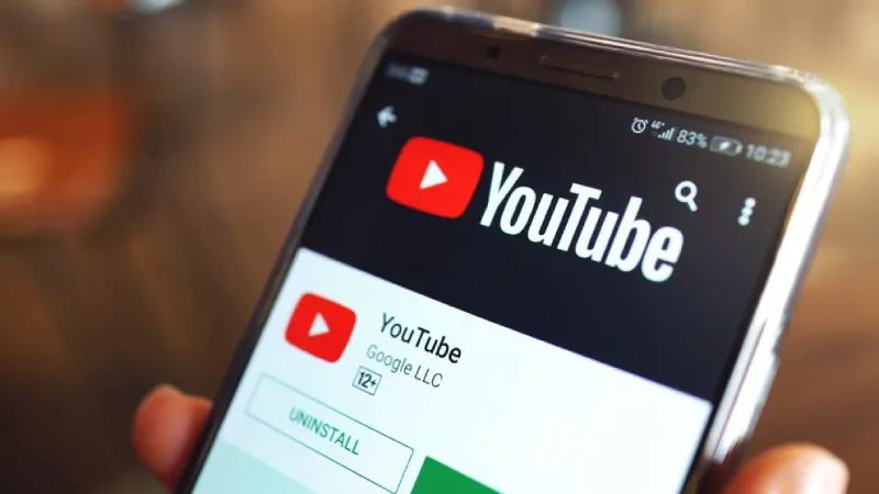 Màn hình điện thoại Android hiển thị thông báo về dung lượng bộ nhớ đang đầy, kèm theo các ứng dụng chiếm nhiều không gian. Hình ảnh này nhấn mạnh tầm quan trọng của việc quản lý bộ nhớ khi tải video YouTube về điện thoại.