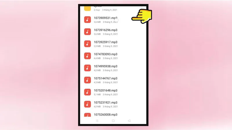 Màn hình điện thoại hiển thị các tệp đã tải về và tùy chọn di chuyển