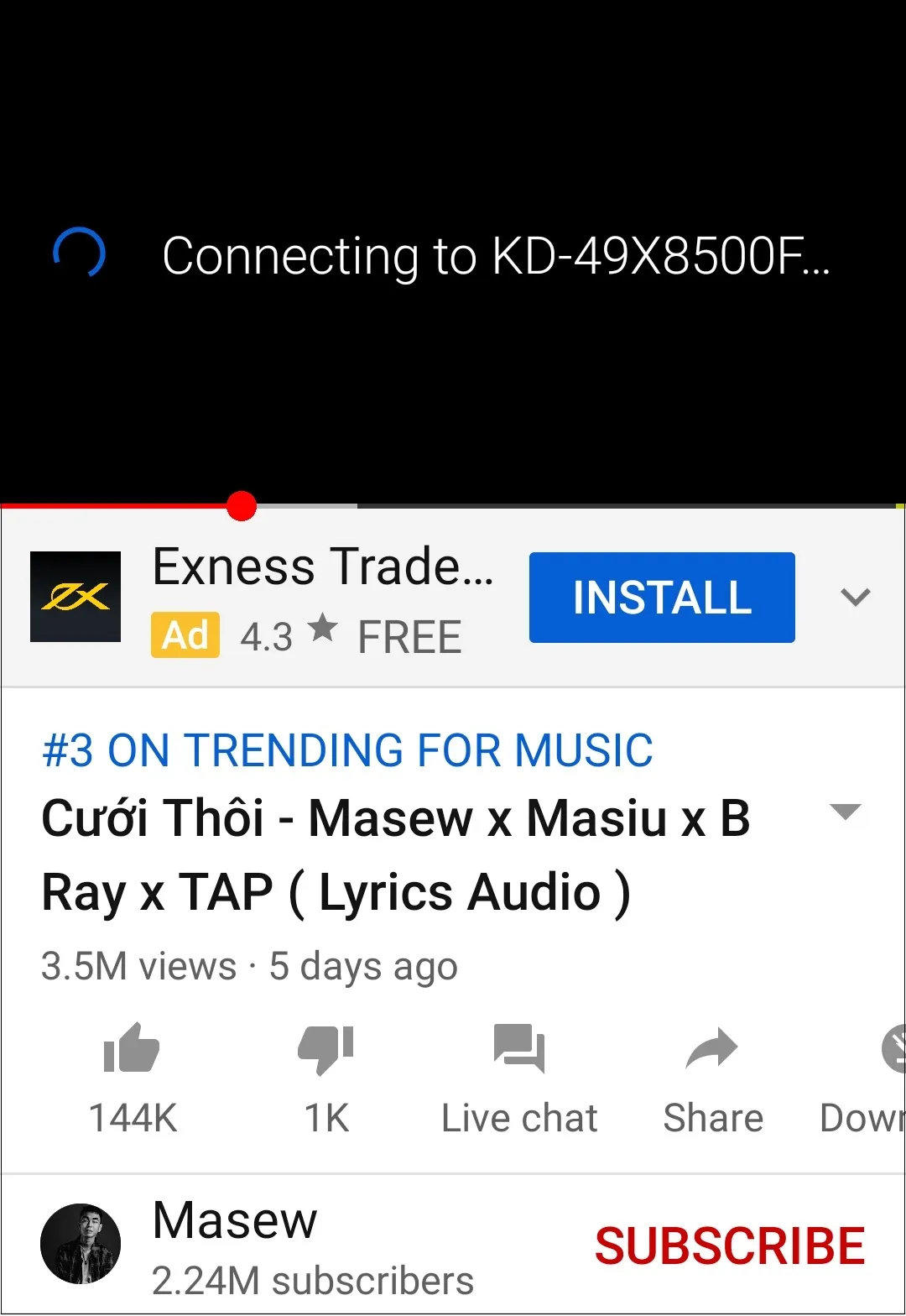 Màn hình điện thoại hiển thị 'Connecting' khi chuẩn bị tải video YouTube lên TV