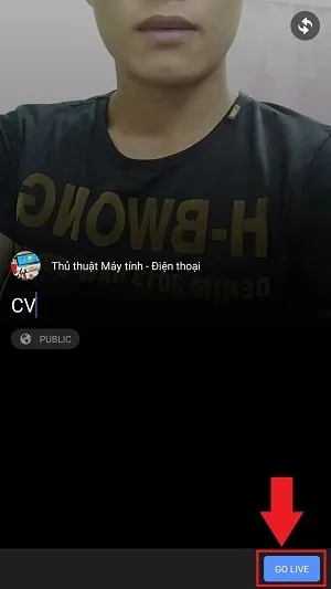 Màn hình điện thoại hiển thị giao diện live stream Facebook, các bước live stream trong group.