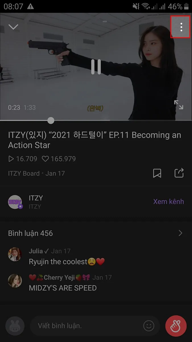 Màn hình video V LIVE, chỉ mũi tên vào biểu tượng ba dấu chấm (tùy chọn) để thiết lập phụ đề