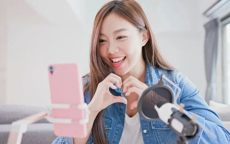 Người phụ nữ đang giới thiệu sản phẩm trong buổi live stream, minh họa tầm quan trọng của host trong việc xây dựng thương hiệu và live stream hiệu quả trên Facebook.