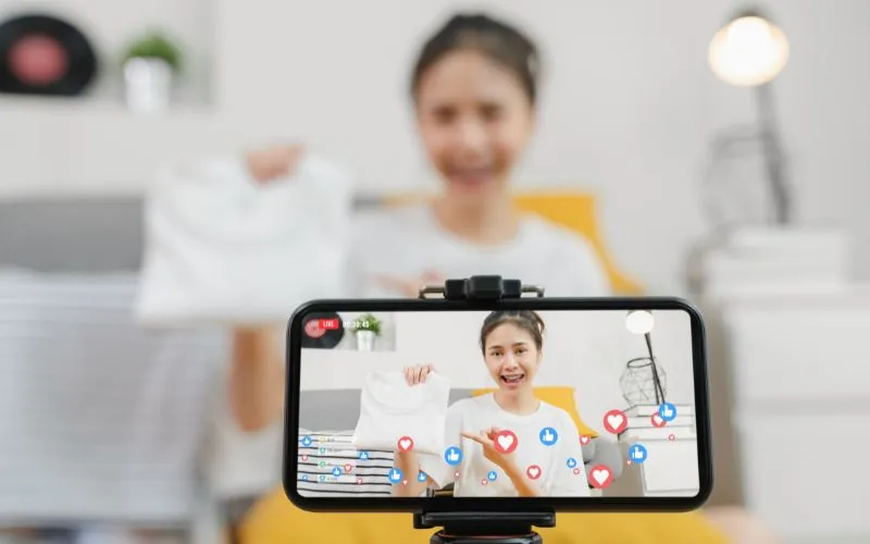 Người phụ nữ ghi chép mục tiêu livestream bán hàng, minh họa tầm quan trọng của việc chuẩn bị để live stream hiệu quả trên Facebook.