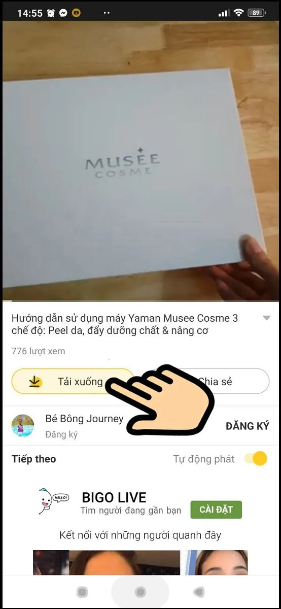 Nút "Tải xuống" trên giao diện Snaptube khi xem video, cho phép người dùng bắt đầu quy trình tải video từ Facebook bằng ứng dụng này.