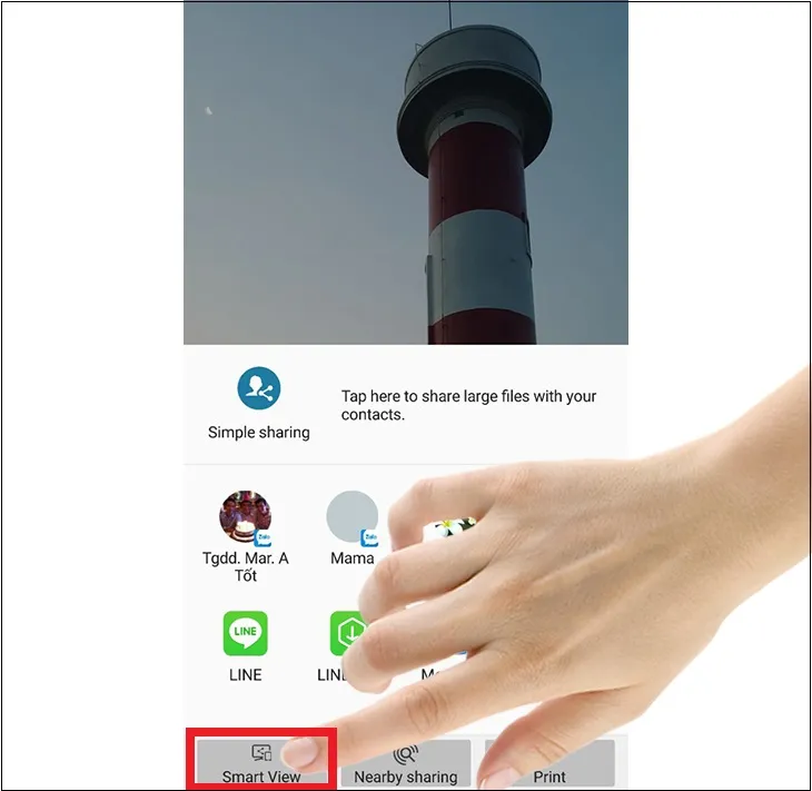 Tìm biểu tượng chia sẻ DLNA trên điện thoại để bắt đầu tải video lên TV qua Wifi