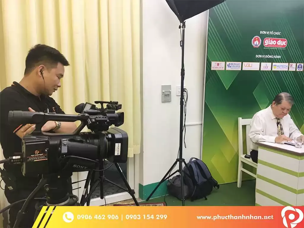 Toàn cảnh thiết lập live stream với nhiều màn hình và thiết bị điều khiển phức tạp