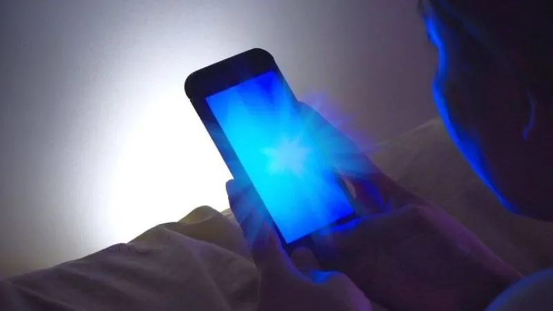 Áp dụng chế độ lọc ánh sáng xanh để bảo vệ mắt