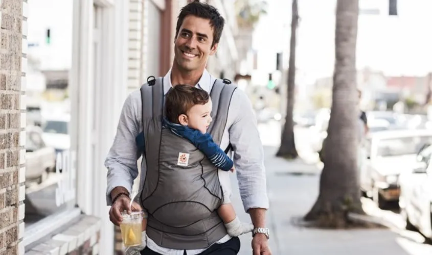 Ba mẹ cần kiểm tra khóa và độ chắc chắn khi cài địu em bé để đảm bảo an toàn tối đa