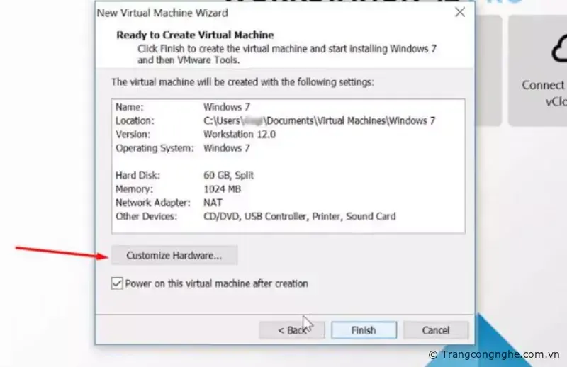 Bảng tóm tắt cấu hình máy ảo và nút Customize Hardware