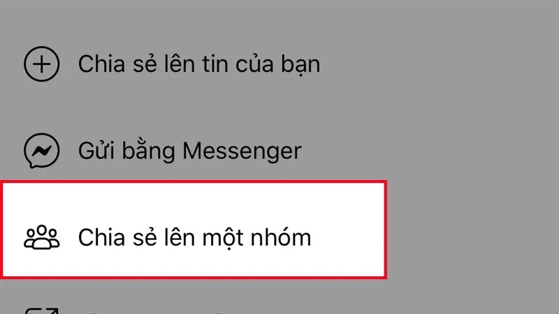 Bước 3 trong cách chia sẻ bài viết trên Facebook vào nhóm bằng điện thoại: Chọn Chia sẻ lên một nhóm và chọn nhóm
