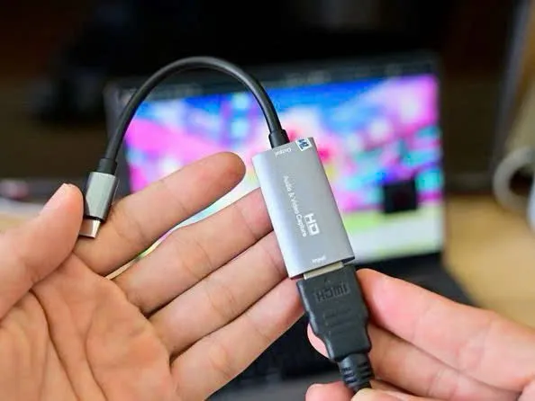 Cắm dây HDMI từ console PS4 vào cổng HDMI IN của capture card