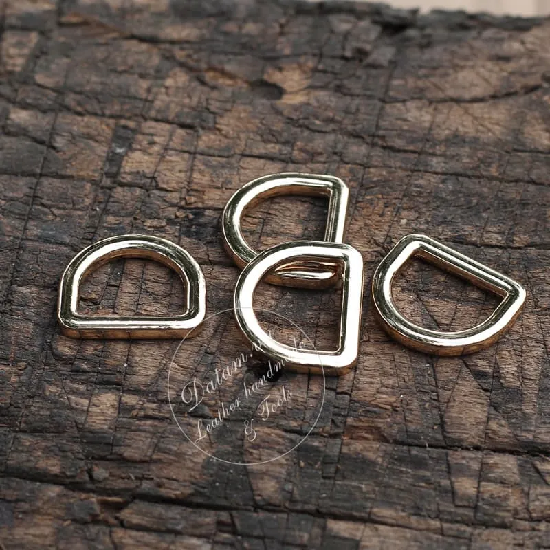 Cận cảnh khoen móc chữ D màu mạ vàng dùng trong cách cài quai dây móc cho túi da