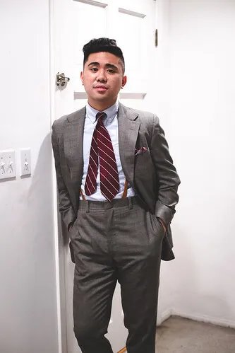 Cận cảnh nút cài da và lỗ khuy để cài vào nút quần