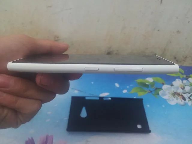 Cạnh bên của điện thoại di động, nơi thường có các nút vật lý và vị trí tiềm năng cho khe cắm thẻ nhớ, hỗ trợ việc chuyển ứng dụng.