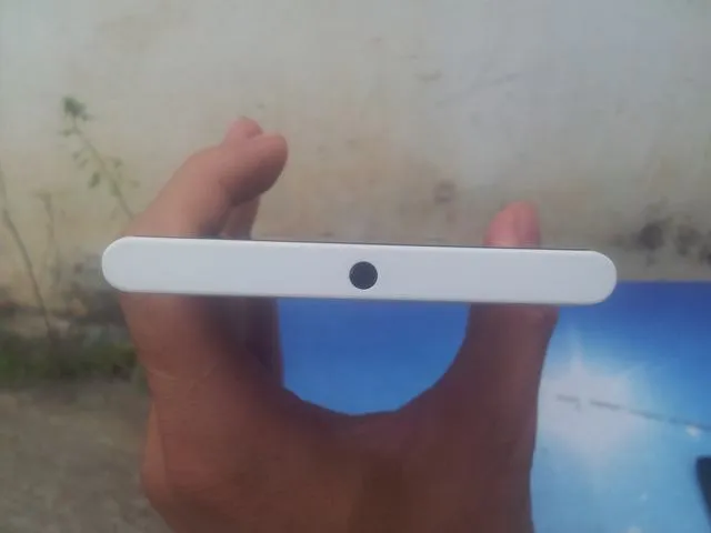 Cạnh trên của điện thoại với cổng tai nghe 3.5mm, tượng trưng cho các kết nối vật lý trên thiết bị di động cần quản lý bộ nhớ.