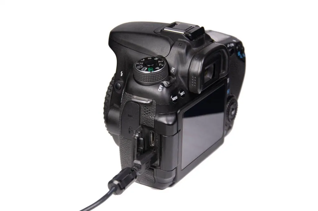 Cáp Mini-USB được cắm vào máy ảnh Canon để live stream