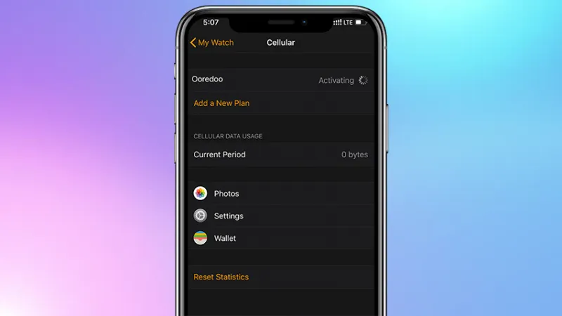 Chờ quá trình đồng bộ hóa dữ liệu hoàn tất sau khi cài đặt eSIM cho Apple Watch