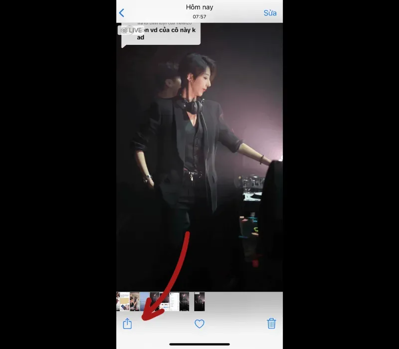 Chọn biểu tượng mũi tên trong album ảnh để thiết lập hình nền động Live Photo TikTok