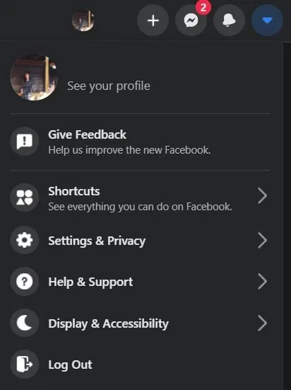 Chọn Cài đặt & Quyền riêng tư trong menu thả xuống Facebook trên máy tính