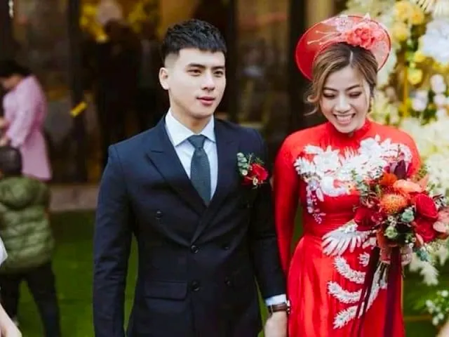 Chọn hoa cài áo tinh tế phù hợp với bối cảnh sự kiện quan trọng