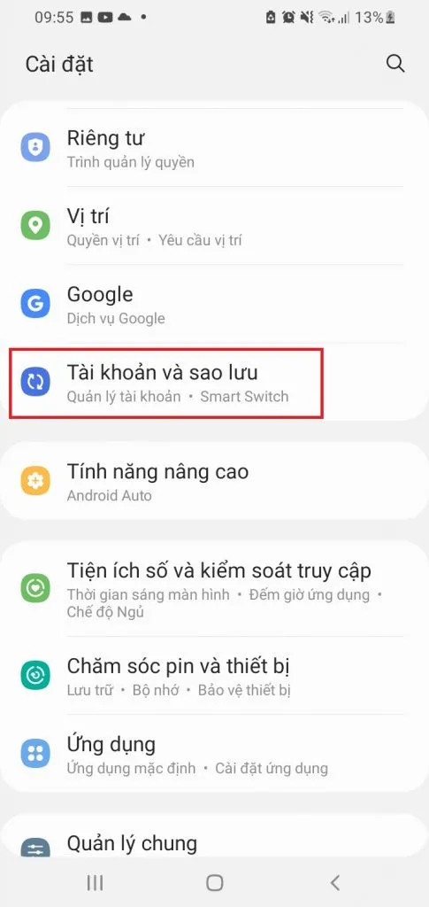 Chọn mục Tài khoản và sao lưu trong menu Cài đặt trên thiết bị Android
