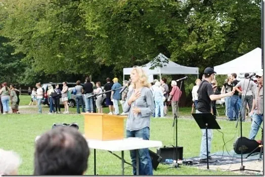 Chuyên gia an ninh mạng đang diễn thuyết, chia sẻ kinh nghiệm về phong cách sống tự tin và kiểm soát thông tin trực tuyến