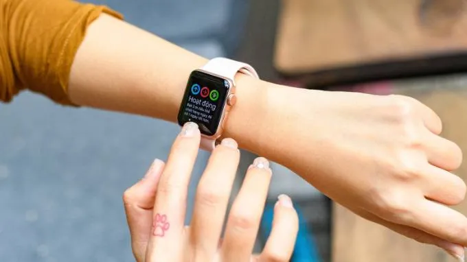 Có thể cài đặt Zalo trên Apple Watch không? Alt text: Giao diện App Store trên Apple Watch hiển thị khả năng cài đặt Zalo. Title: Hướng dẫn chi tiết cách cài đặt zalo cho apple watch trên App Store