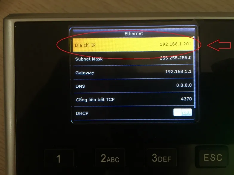Địa chỉ IP hiển thị trên màn hình máy chấm công