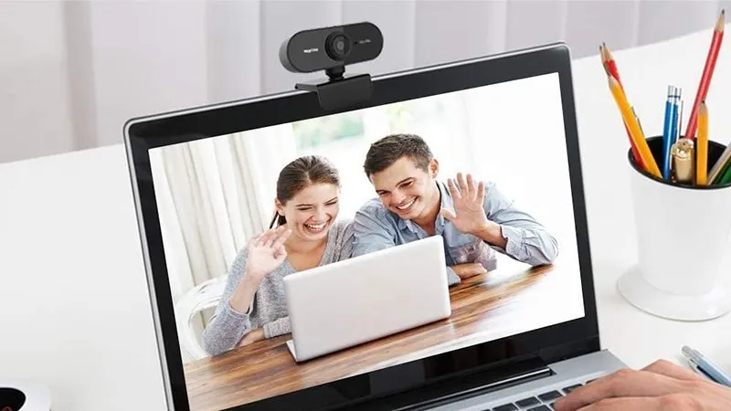 Gắn webcam vào phần chính diện máy tính để có góc nhìn đẹp