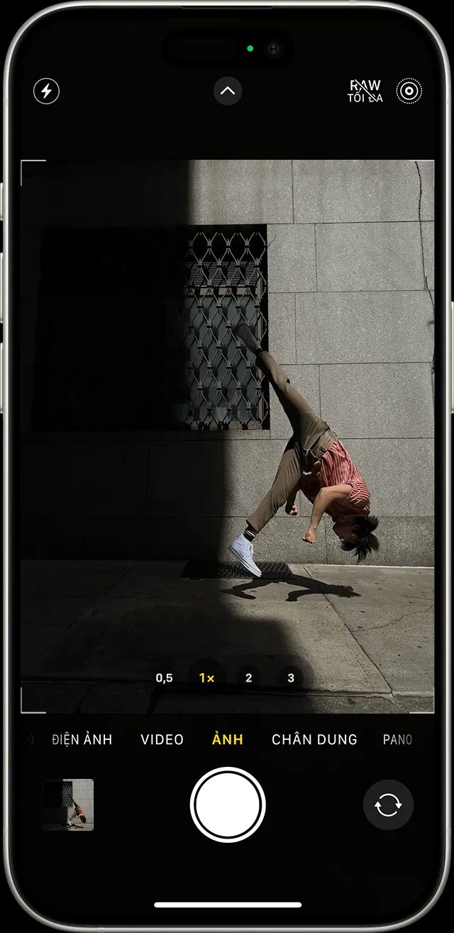 Giao diện Camera iPhone hiển thị biểu tượng Live Photo đang bật, hướng dẫn cách tắt để tránh tạo Live Photo và hỗ trợ việc cách xóa Live Photo sau này.