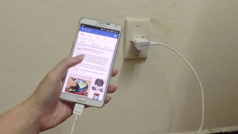 Hình ảnh minh họa cảnh báo không nên vừa dùng vừa sạc điện thoại Samsung