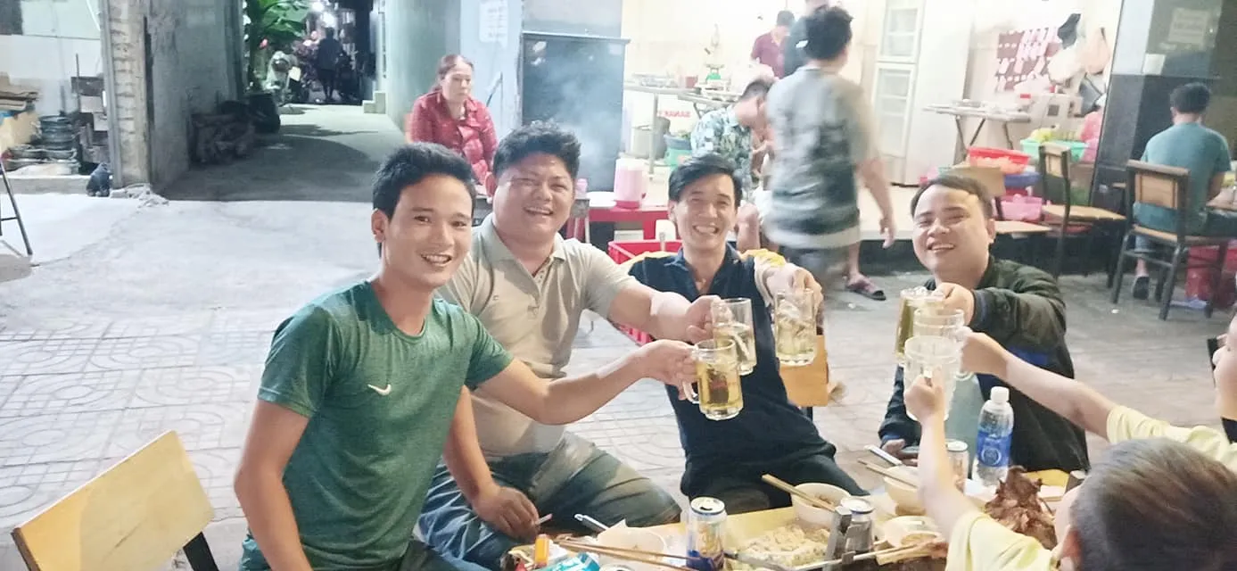 Hình ảnh minh họa một nhóm người đang hoạt động và làm việc cùng nhau, ngụ ý rằng bạn có thể tìm kiếm nhóm tốt hơn