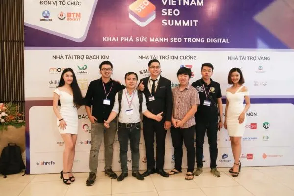 Hình ảnh minh họa một sự kiện lớn của cộng đồng chuyên gia, ngụ ý về các kiến thức chuyên sâu