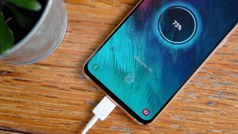 Hình ảnh minh họa sạc pin điện thoại Samsung, bác bỏ quy tắc sạc 8 tiếng