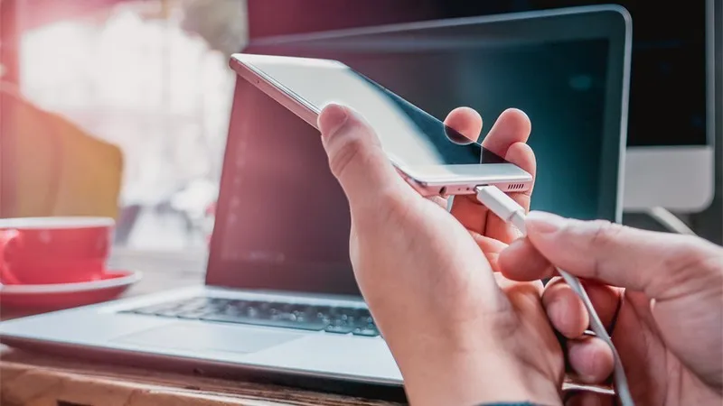 Hình ảnh minh họa việc kết nối điện thoại Samsung với laptop để sạc