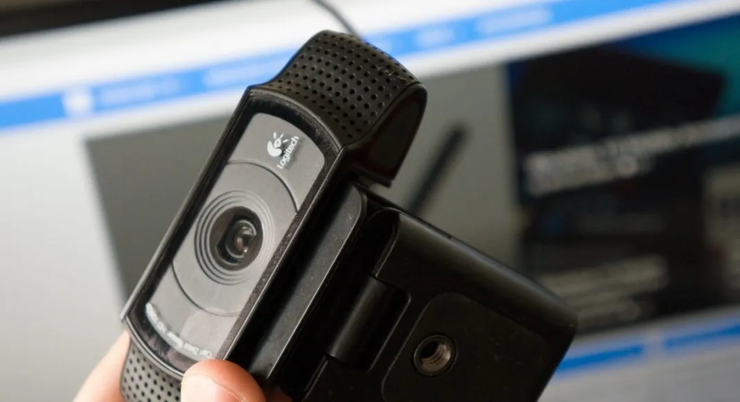 Hộp đựng một chiếc webcam để sử dụng đĩa CD đi kèm