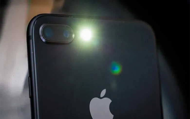 iPhone 7 Plus đang nháy đèn flash để báo hiệu có cuộc gọi đến