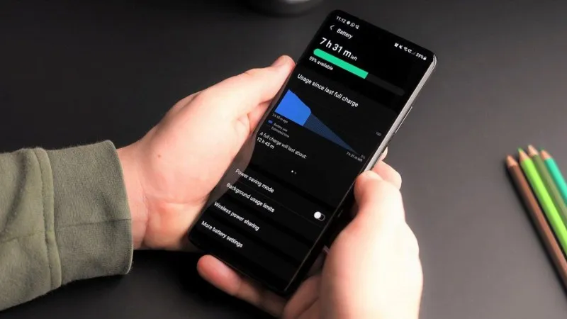 Màn hình điện thoại Samsung hiển thị giao diện theo dõi tình trạng pin