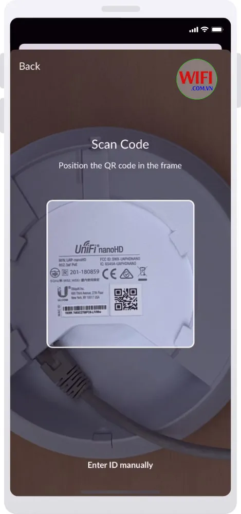 Màn hình ứng dụng yêu cầu quét mã QR Code ở mặt sau thiết bị UniFi