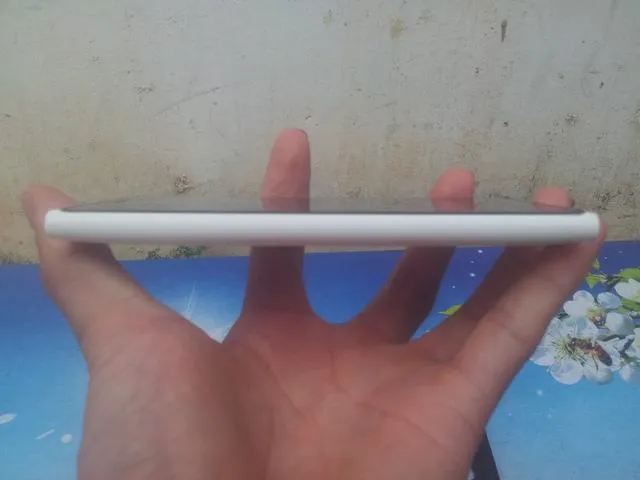 Mặt sau của một thiết bị di động với camera và đèn flash, biểu thị thiết kế tổng thể của điện thoại khi người dùng thao tác.